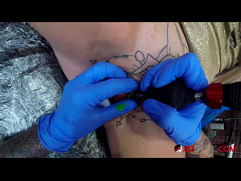 ❤️ Ekstreem tattooed hottie Sully Savage krige in tattoo op har klitoris ❤❌ Anale fideo op fy.extratorrents.top ️❤